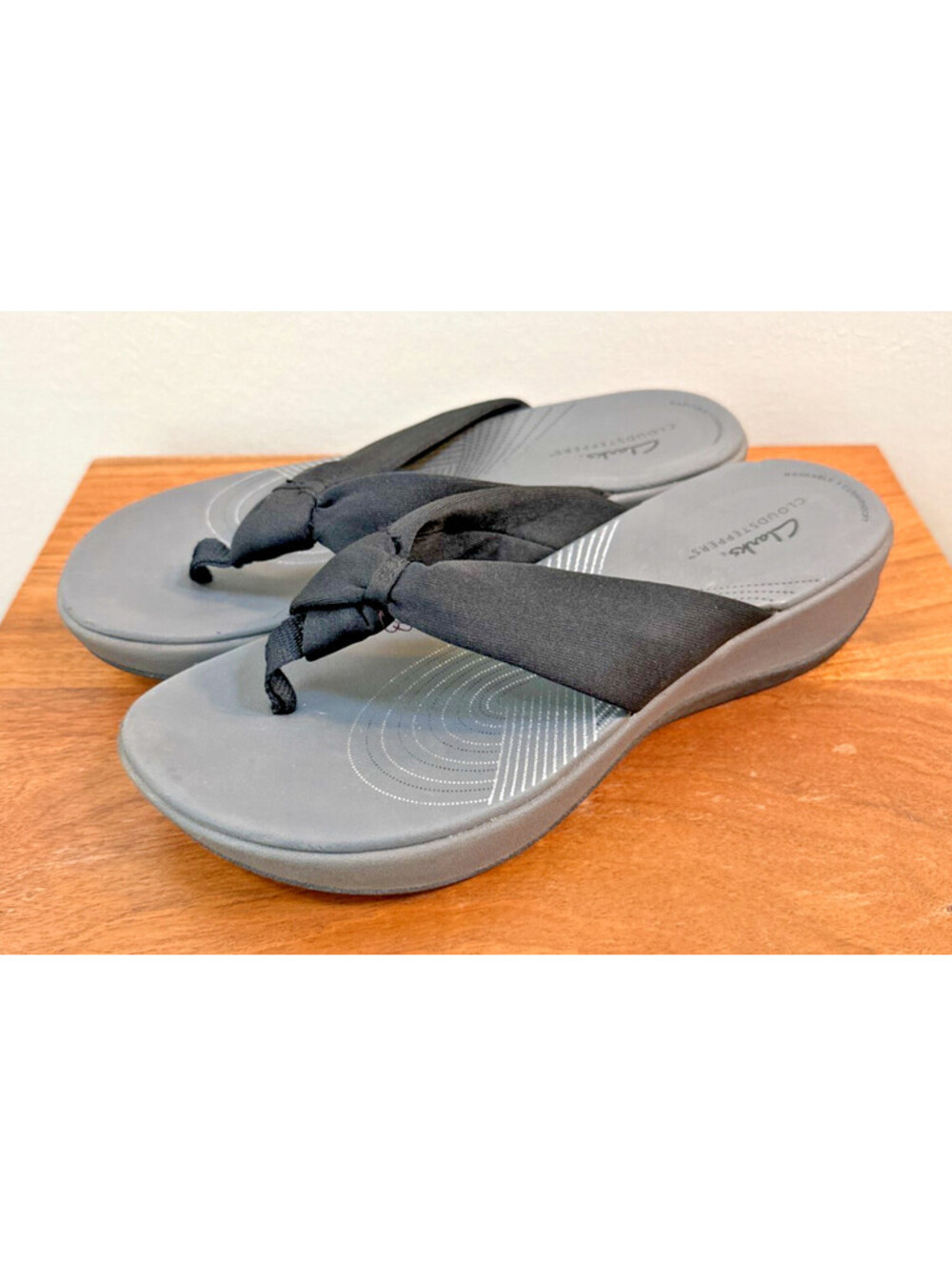 Clarks Cloudsteppers Cushion Soft Flip Flops Womens 8 Gray Black Comfort Sandals